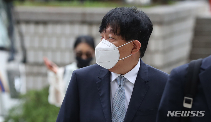 [서울=뉴시스] 추상철 기자 = 이재웅 쏘카 전 대표가 지난달 25일 오후 서울 서초구 서울중앙지법에서 열린 '타다 불법영업 여객자동차운수사업법 위반' 혐의 항소심 6차 공판에 출석하고 있다. 2022.08.25. scchoo@newsis.com