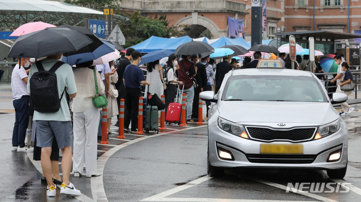 [서울=뉴시스] 권창회 기자 = 서울시가 심야 시간대 택시 대란 문제를 해소하기 위해 택시요금 인상을 추진한다. 서울시에 따르면, 시는 다음달 5일 '심야 승차난 해소를 위한 택시요금 정책 개선' 공청회를 열어 택시 승차난 해소를 위한 택시요금 조정 방향을 공개할 계획이다. 사진은 25일 오후 서울 중구 서울역 택시 정류장에서 승객들이 택시를 타기 위해 대기하고 있는 모습. 2022.08.25. kch0523@newsis.com