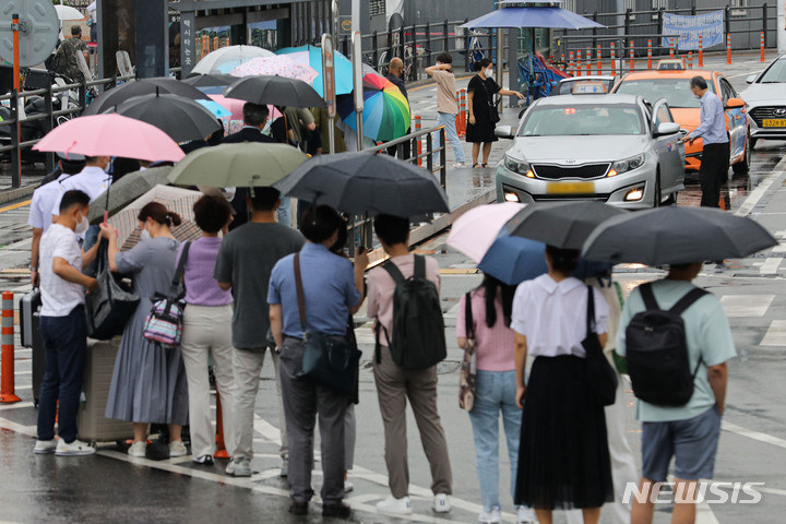 [서울=뉴시스] 권창회 기자 = 지난달 25일 오후 서울 중구 서울역 택시 정류장에서 승객들이 택시를 타기 위해 대기하고 있는 모습. 2022.08.25. kch0523@newsis.com