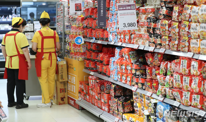 [서울=뉴시스] 김금보 기자 = 고물가 시대 대형마트 최저가 경쟁이 심화하면서 납품업체 부담 전가를 우려하는 목소리가 나오고 있다. 25일 오후 서울시내 한 대형마트에서 협력업체 직원들이 근무하고 있다. 2022.08.25. kgb@newsis.com