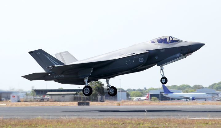 [서울=뉴시스] 호주 다윈기지에서 호주 공군 F-35A 전투기가 연합 편대비행 및 공중급유 훈련을 위해 활주로를 이륙하고 있다. 자료사진. 2026.09.20 *재판매 및 DB 금지