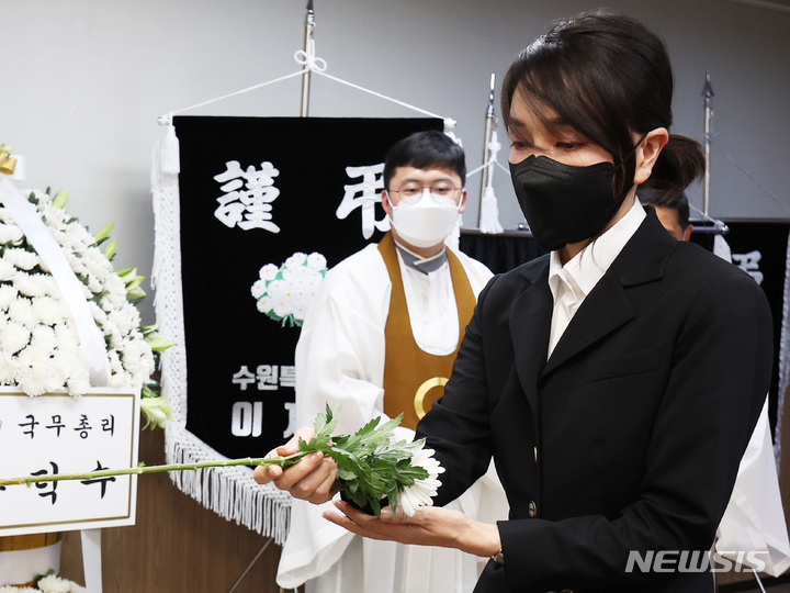 [수원=뉴시스] 김종택기자 = 윤석열 대통령 부인 김건희 여사가 25일 오후 경기도 수원시 중앙병원 장례식장에 마련된 '수원 세 모녀' 빈소를 찾아 조문하고 있다. 2022.08.25. jtk@newsis.com