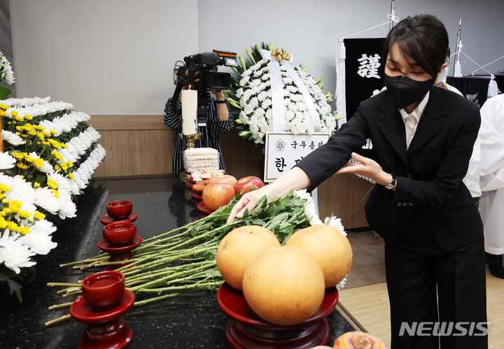 [수원=뉴시스] 김종택기자 = 윤석열 대통령 부인 김건희 여사가 25일 오후 경기도 수원시 중앙병원 장례식장에 마련된 '수원 세 모녀' 빈소를 찾아 조문하고 있다. 2022.08.25. jtk@newsis.com