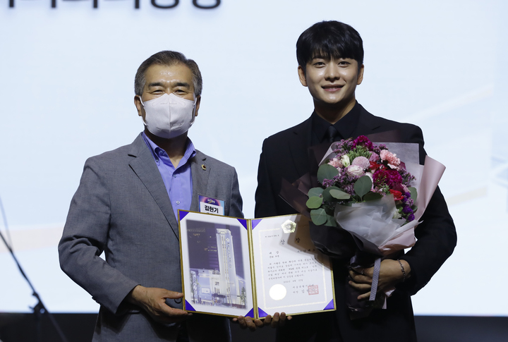 [서울=뉴시스] 고승민 기자 = 25일 조선 팰리스 강남서울 더그레이트홀에서 열린 2022 NEWSIS K-EXPO(뉴시스 한류엑스포)에서 김현기 서울시의장이 배우 강태오에게 서울시의회의장상 문화대상을 시상하고 있다. 2022.08.25. kkssmm99@newsis.com