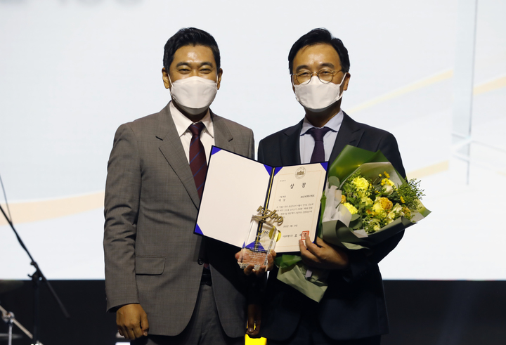 [서울=뉴시스] 고승민 기자 = 25일 조선 팰리스 강남서울 더그레이트홀에서 열린 2022 NEWSIS K-EXPO(뉴시스 한류엑스포)에서 오신환 서울시 정무부시장이 양호진 신세계디에프 전무에게 기업대상을 시상 후 기념촬영하고 있다. 2022.08.25. kkssmm99@newsis.com