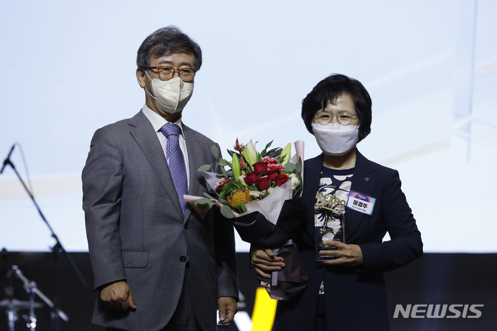 [서울=뉴시스] 고승민 기자 = 25일 조선 팰리스 강남서울 더그레이트홀에서 열린 2022 NEWSIS K-EXPO(뉴시스 한류엑스포)에서 김형기 뉴시스 대표이사가 윤경주 제너시스비비큐 부회장에게 국회 산자중기위원장상을 시상하고 있다. 2022.08.25. kkssmm99@newsis.com