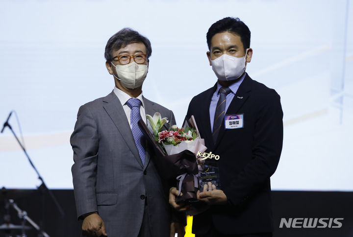 [서울=뉴시스] 고승민 기자 = 25일 조선 팰리스 강남서울 더그레이트홀에서 열린 2022 NEWSIS K-EXPO(뉴시스 한류엑스포)에서 김형기 뉴시스 대표이사가 정해철 동원F&B 해외사업부장에게 국회 산자중기위원장상을 시상하고 있다. 2022.08.25. kkssmm99@newsis.com