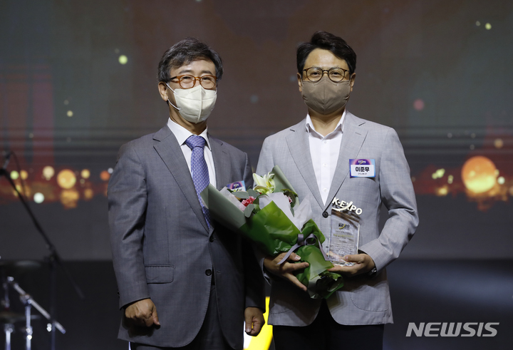 [서울=뉴시스] 고승민 기자 = 25일 조선 팰리스 강남서울 더그레이트홀에서 열린 2022 NEWSIS K-EXPO(뉴시스 한류엑스포)에서 김형기 뉴시스 대표이사가 이준무 파리크라상 상무에게 국회 외교통일위원장상을 시상하고 있다. 2022.08.25. kkssmm99@newsis.com