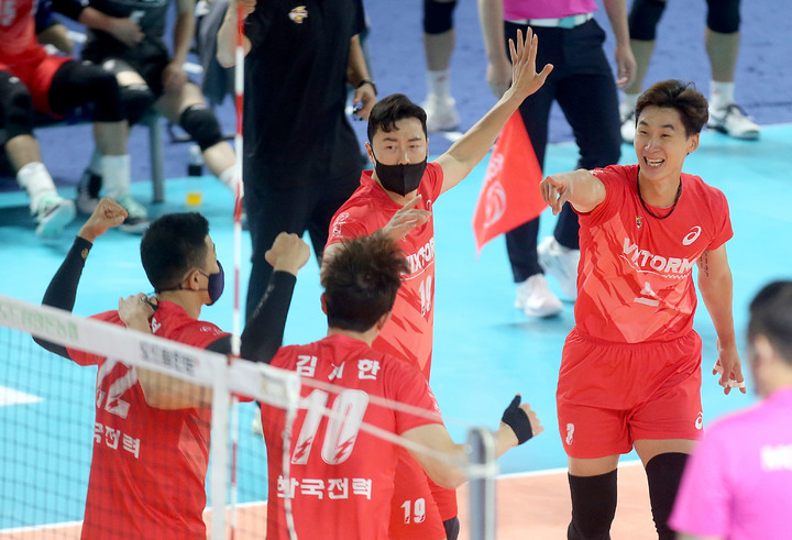 [서울=뉴시스] 조수정 기자 = 25일 순천 팔마체육관에서 열린 2022순천도드람컵프로배구대회, 한국전력과 KB손해보험과의 경기, 박철우 등 한국전력 선수들이 환호하고 있다. 한국전력은 이날 3-1(27-25 24-26 25-19 25-21)로 승리, KOVO컵 준결승 진출했다. (사진=한국전력배구단 제공) 2022.08.25. photo@newsis.com *재판매 및 DB 금지