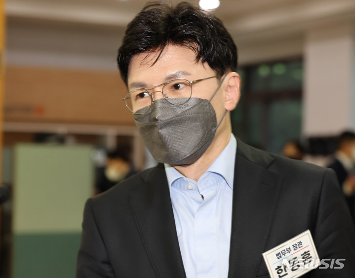 [천안=뉴시스] 김선웅 기자 = 한동훈 법무부 장관이 지난 25일 충남 천안시 재능교육연수원에서 열린 국민의힘 '2022 국회의원 연찬회 만찬'에 참석하고 있다. (공동취재사진) 2022.08.25. photo@newsis.com