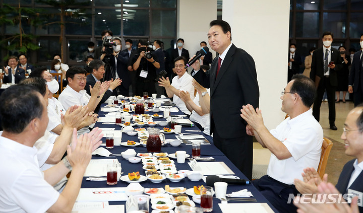 [천안=뉴시스] 전신 기자 = 윤석열 대통령이 25일 충남 천안 재능교육연구원에서 열린 국민의힘 국회의원 연찬회에 참석해 발언하고 있다. 2022.08.25. photo1006@newsis.com