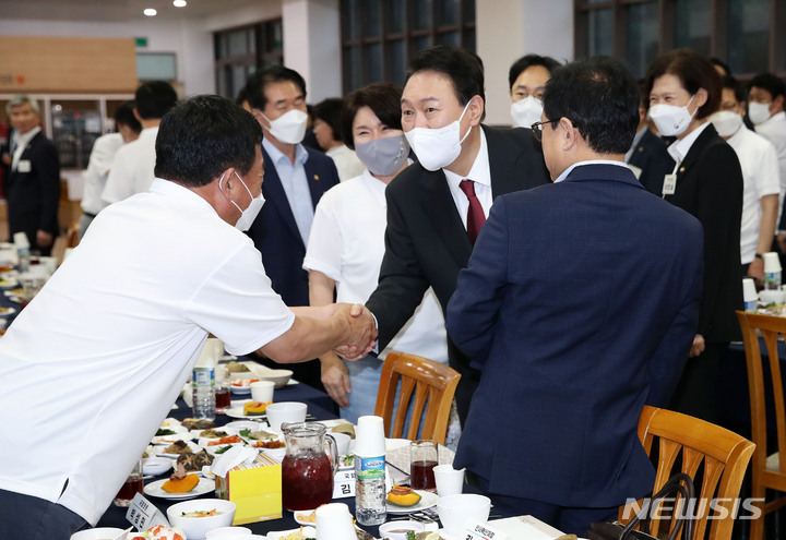 [천안=뉴시스] 전신 기자 = 윤석열 대통령이 25일 충남 천안 재능교육연구원에서 열린 국민의힘 국회의원 연찬회에서 박성민 의원과 인사하고 있다. 2022.08.25. photo1006@newsis.com