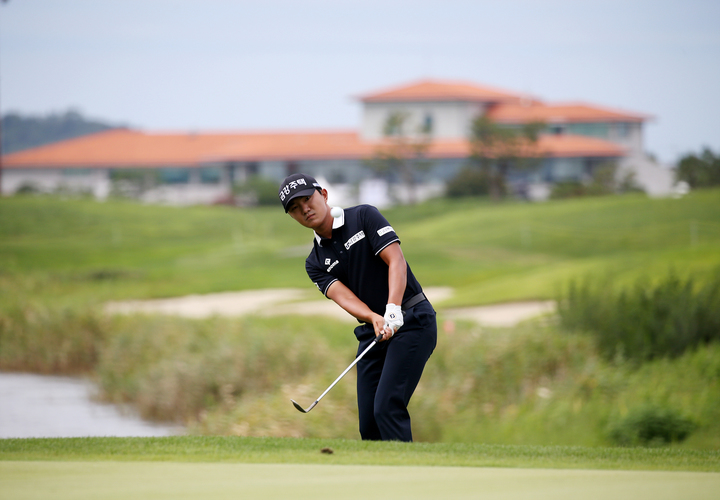 [서울=뉴시스] 조수정 기자 = 25일 전북 군산시 군산CC(리드 레이크코스)에서 열린 바디프랜드 팬텀로보 군산CC오픈 1라운드, 옥태훈이 11번홀 어프로치샷 하고 있다. (사진=KPGA 제공) 2022.08.25. photo@newsis.com *재판매 및 DB 금지