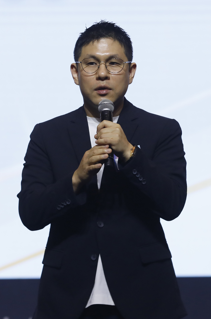 [서울=뉴시스] 고승민 기자 = 25일 조선 팰리스 강남서울 더그레이트홀에서 열린 2022 NEWSIS K-EXPO(뉴시스 한류엑스포)에서 김진우 알비더블유 대표가 한국콘텐츠진흥원장상을 수상한 뒤 소감을 밝히고 있다. 2022.08.25. kkssmm99@newsis.com