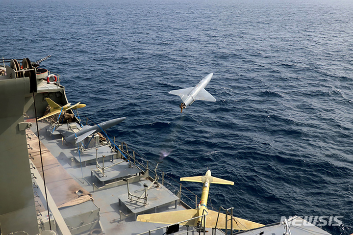 [테헤란=AP/뉴시스]이란의 군사용 무인기가 군사 훈련 중 이란 전함에서 발사되는 모습. 2023.04.19.