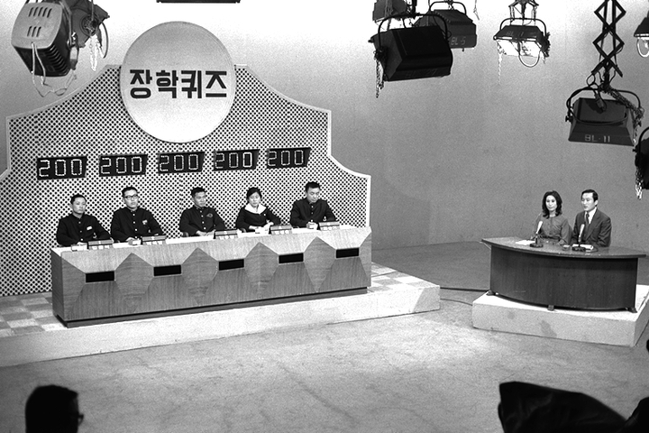 [서울=뉴시스] 1973년 2월, 최종현 선대회장의 '나무를 키우듯 인재를 키운다'는 철학에 따라 후원한 '장학퀴즈'가 첫 방송됐다. '장학퀴즈'는 최태원 SK 회장의 대(代)를 이은 후원으로 현재까지 49년째 이어지는 SK의 대표적인 장학사업이다.(사진=SK 제공) 2022.08.26. photo@newsis.com  *재판매 및 DB 금지