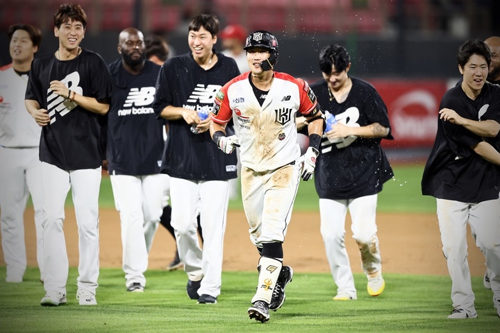 KT 위즈 배정대가 25일 수원 KT 위즈파크에서 열린 SSG 랜더스와 경기에서 끝내기 안타를 치고 축하받고 있다. (사진=KT 제공) *재판매 및 DB 금지