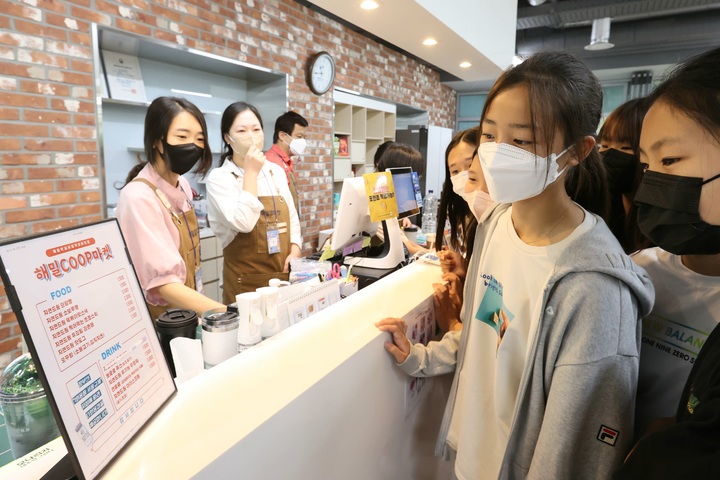 [뉴시스=세종]해밀학교협동조합이 운영하는 매점에서 음식을 고르는 학생. 2022.08.26.(사진=세종시교육청) *재판매 및 DB 금지