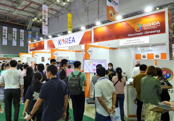 외국 바이어들이 2022 베트남 호찌민 식음료전시회에서 금산인삼관을 살펴보고 있다. *재판매 및 DB 금지