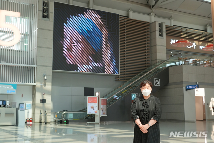 [서울=뉴시스] 제1여객터미널 출국장 대형미디어에 전시 중인 미디어아트 'Redraw with the code'와 서효정 작가. (사진=예술경영지원센터 제공) 2022.08.26. photo@newsis.com *재판매 및 DB 금지