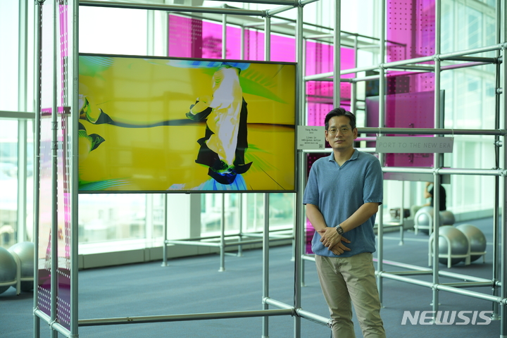 [서울=뉴시스] 제2여객터미널 탑승구역 내 '새로운 시대로의 이동' 전시관에서 양민하 작가와 그의 작품 '불확실한 동세의 선들'. (사진=예술경영지원센터 제공) 2022.08.26. photo@newsis.com *재판매 및 DB 금지