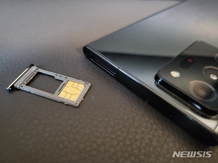 中, 'e심' 아이폰 정식 승인...손톱 크기 유심 칩 더 빠르게 사라질까 - 뉴스 썸네일 이미지