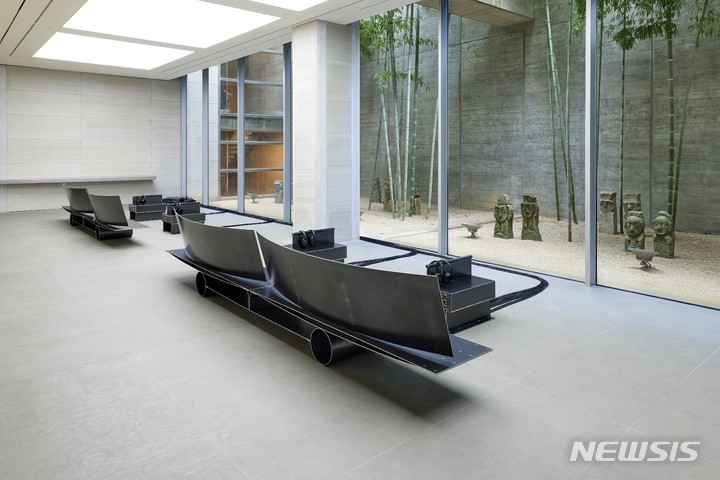 [서울=뉴시스]장영규 추종자. Jang Young Gyu, Follower, 2022. Furniture design FHHH Friends.사진=리움미술관 제공.