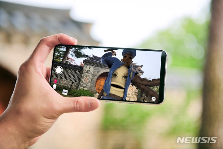 [서울=뉴시스]특별프로젝트 칼레이도스코프 아이즈. 전시관람방법_(비야네 멜가르드, 악마맨, 2020)사진=리움미술관 제공.