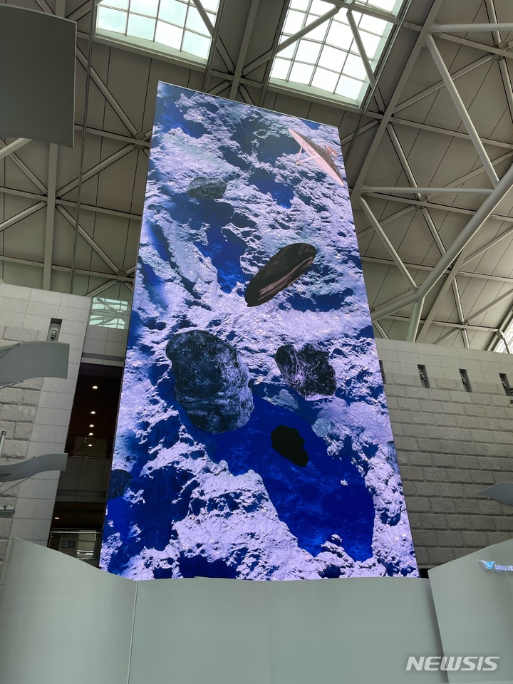 [서울=뉴시스] 제1여객터미널 대형 미디어타워에서 본 최찬숙 작가의 작품 'it leaks l'. (사진=예술경영지원센터 제공) 2022.08.26. photo@newsis.com *재판매 및 DB 금지