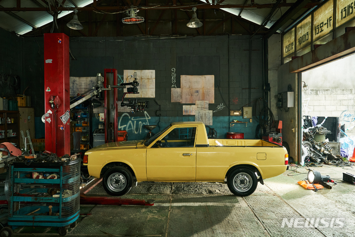 [서울=뉴시스]영화 '서울대작전'에서 주인공 차량으로 등장하는 포니 픽업.(사진=현대자동차 제공) 2022.8.26 photo@newsis.com 