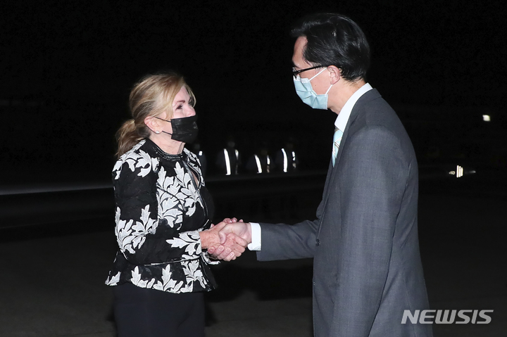 [타이페이=AP/뉴시스]미국의 마샤 블랙번 연방상원의원(왼쪽)이 25일 밤 대만 타이페이에 도착해 대만 외교부&nbsp; 쉬유뎬(徐佑典) 북미사장(국장)의 영접을 받고 있다. 사진은 대만 외교부 제공. 2022.08.26.