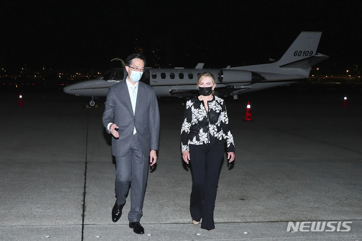 [타이페이=AP/뉴시스]미국의 마샤 블랙번 연방상원의원(오른쪽)이 25일 밤 대만 타이페이에 도착해 대만 외교부&nbsp; 쉬유뎬(徐佑典) 북미사장(국장)의 영접을 받고 있다. 사진은 대만 외교부 제공. 2022.08.26.