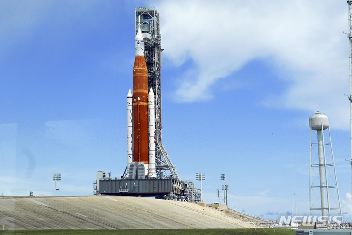 [AP/뉴시스] 미국 플로리다주 케이프커내버럴의 케네디우주센터에서 발사 준비 중인 아르테미스 미션 1 로켓. 2022.08.29