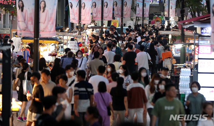 [서울=뉴시스] 추상철 기자 = 코로나19 이전 외국인 관광객과 젊은이로 가득했던 명동거리가 본 모습을 찾았다. 2022.08.27. scchoo@newsis.com