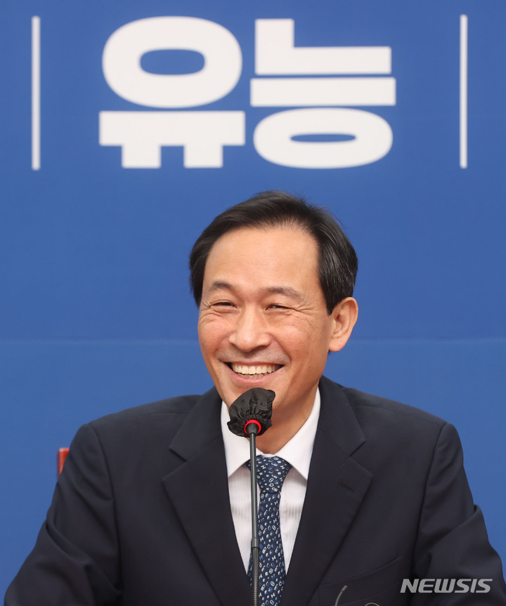 [서울=뉴시스] 고범준 기자 = 우상호 더불어민주당 비상대책위원장이 26일 오전 서울 여의도 국회에서 열린 비대위 활동 마지막 기자간담회에서 웃음을 보이고 있다. (공동취재사진) 2022.08.26. photo@newsis.com