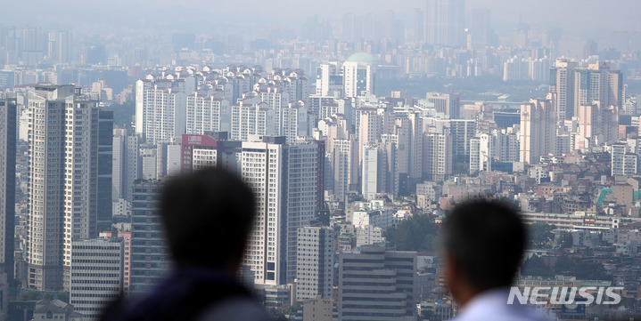 [서울=뉴시스] 추상철 기자 = 서울 용산구 남산에서 시민들이 아파트 등 주택이 밀집한 도심을 바라보고 있다. 2022.08.26. scchoo@newsis.com