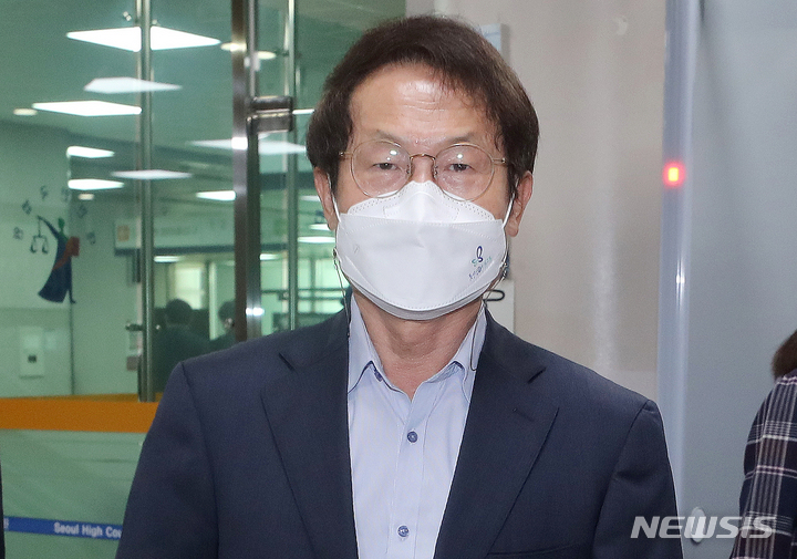 [서울=뉴시스] 조성우 기자 =&nbsp; 조희연 서울시교육감이 지난 26일 오후 서울 서초구 서울중앙지방법원에서 열린 공판에 출석한 뒤 청사를 나서고 있다. (공동취재사진) 2022.08.30. photo@newsis.com