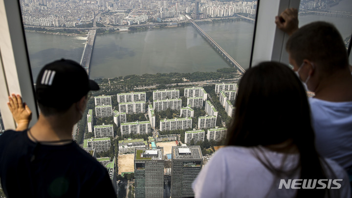 [서울=뉴시스] 정병혁 기자 = 서울 송파구 롯데월드타워 전망대 서울스카이에서 바라본 서울시내 아파트의 모습. 2022.08.26. jhope@newsis.com