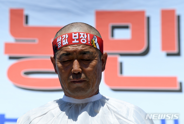 [무안=뉴시스] 김혜인 기자 =  '쌀값 폭락 규탄! 영암 농민 총궐기대회'가 열린 26일 오후 전남 무안군 전남도청 앞에서 농민들이 쌀값 폭락 대책 수립을 요구하며 삭발을 하고 있다. 2022.08.26.hyein0342@newsis.com