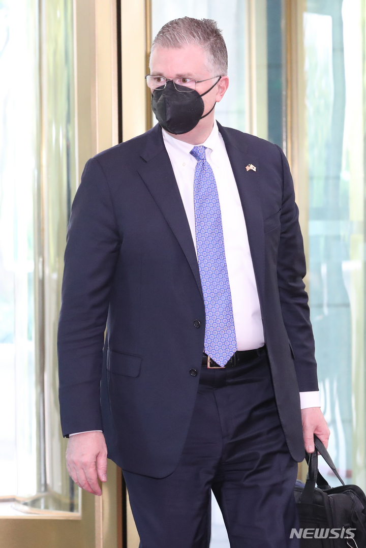 [서울=뉴시스] 김명원 기자 = 방한한 대니얼 크리튼브링크 미국 국무부 동아시아·태평양 담당 차관보가 26일 오후 서울 종로구 외교부 청사에 도착하고 있다. 크리튼브링크 차관보는 여승배 외교부 차관보와 만나 한미동맹 강화, 북핵 대응 등의 현안을 논의하는 한미 외교차관보 회담을 갖고 박진 외교부 장관, 이도훈 2차관을 예방할 예정이다. 2022.08.26. kmx1105@newsis.com