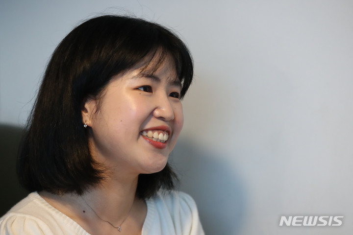 [서울=뉴시스] 권창회 기자 = 소설집 '트로피컬 나이트'를 출간한 조예은 작가가 지난 26일 서울 서대문구 한 카페에서 뉴시스와 인터뷰 하고 있다. 2022.08.27. kch0523@newsis.com