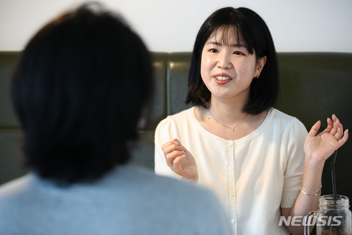 [서울=뉴시스] 권창회 기자 = 소설집 '트로피컬 나이트'를 출간한 조예은 작가가 지난 26일 서울 서대문구 한 카페에서 뉴시스와 인터뷰 하고 있다. 2022.08.27. kch0523@newsis.com