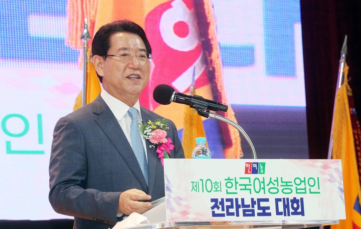 [영광=뉴시스] 이창우 기자=김영록 전남도지사가 26일 오전 영광스포티움 국민체육센터에서 '농업 미래, 농촌의 꿈, 한국여성농업인의 힘으로!'라는 주제로 열린 '제10회 한국여성농업인 전라남도 대회'에서 격려사를 하고 있다. (사진=전남도 제공) 2022.08.26. photo@newsis.com *재판매 및 DB 금지