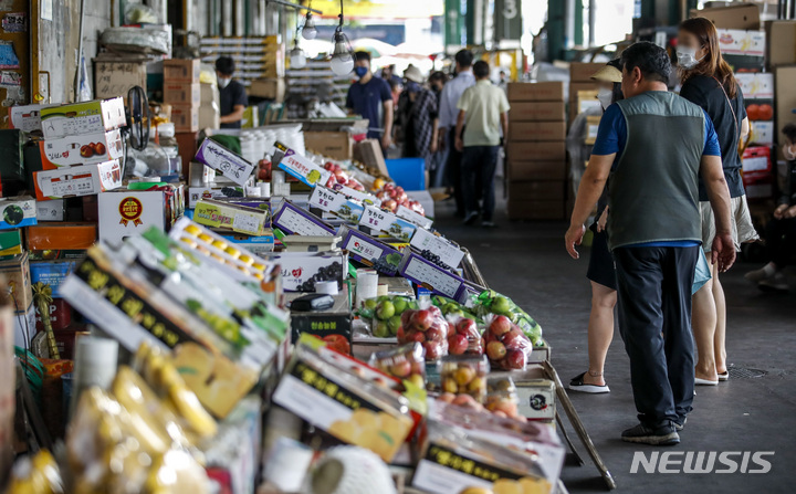 [서울=뉴시스] 정병혁 기자 =&nbsp; 서울 송파구 가락시장을 찾은 시민들이 과일을 살펴보고 있다. 2022.08.26. jhope@newsis.com