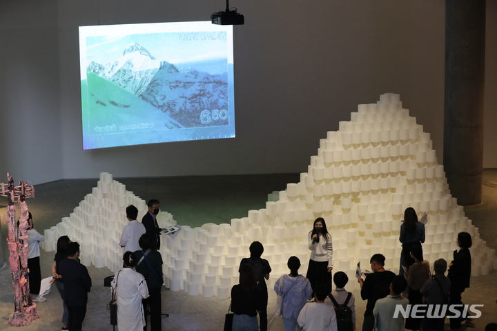[서울=뉴시스] 김금보 기자 = 취재진이 26일 오후 서울 용산구 리움미술관에서 기획전시 구름산책자(Cloud Walkers)를 살펴보고 있다. 2022.08.26. kgb@newsis.com