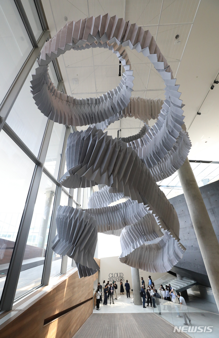 [서울=뉴시스] 김금보 기자 = 취재진이 26일 오후 서울 용산구 리움미술관에서 기획전시 구름산책자(Cloud Walkers)를 살펴보고 있다. 리움미술관은 오는 9월 2일부터 기획전시 <구름산책자(Cloud Walkers)>, 상설 기획전시 <여월지항-如月之缸: 박영숙 백자>, <공예 지금>, 특별 프로젝트 <칼레이도스코프 아이즈>, <전소정: 그린 스크린>, <장영규: 추종자> 를 개막한다. 2022.08.26. kgb@newsis.com