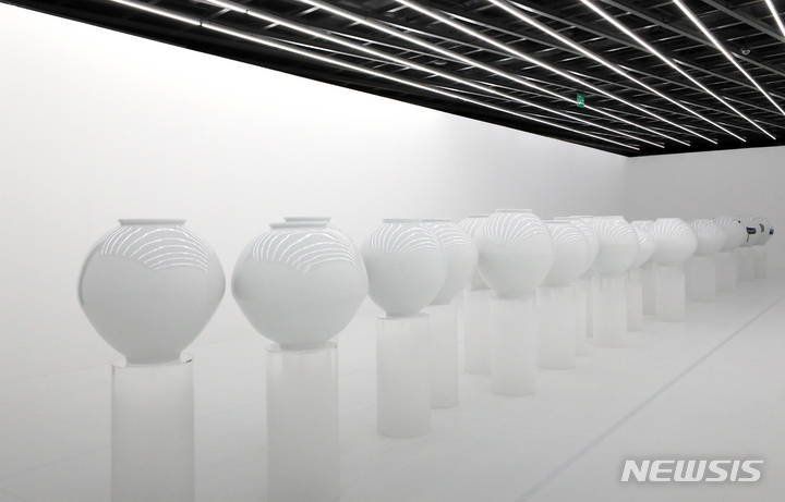 [서울=뉴시스] 김금보 기자 = 26일 오후 서울 용산구 리움미술관에 상설 기획전시 <여월지항-如月之缸: 박영숙 백자>가 전시돼있다. 리움미술관은 오는 9월 2일부터 기획전시 <구름산책자(Cloud Walkers)>, 상설 기획전시 <여월지항-如月之缸: 박영숙 백자>, <공예 지금>, 특별 프로젝트 <칼레이도스코프 아이즈>, <전소정: 그린 스크린>, <장영규: 추종자> 를 개막한다. 2022.08.26. kgb@newsis.com