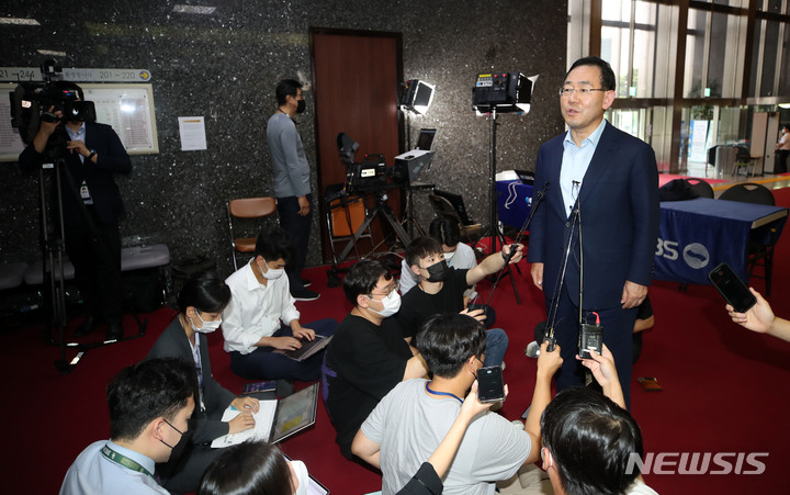 [서울=뉴시스] 고범준 기자 = 법원이 이준석 전 국민의힘 대표가 국민의힘을 상대로 제기한 당 비상대책위원회 효력정지 가처분을 일부 인용해 국민의힘 비상대책위원장의 직무가 정지된 26일 서울 여의도 국회에서 주호영 국민의힘 비대위원장이 취재진 질문에 답변하고 있다. 2022.08.26. bjko@newsis.com