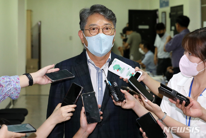 [서울=뉴시스] 조성우 기자 = 곽재선 KG그룹 회장이 26일 오후 서울 서초구 서울회생법원 제1호 법정에서 열린 관계인집회에서 쌍용자동차 회생계획안 인가 결정된 직후 취재진 질문에 답하고 있다. 2022.08.26. xconfind@newsis.com