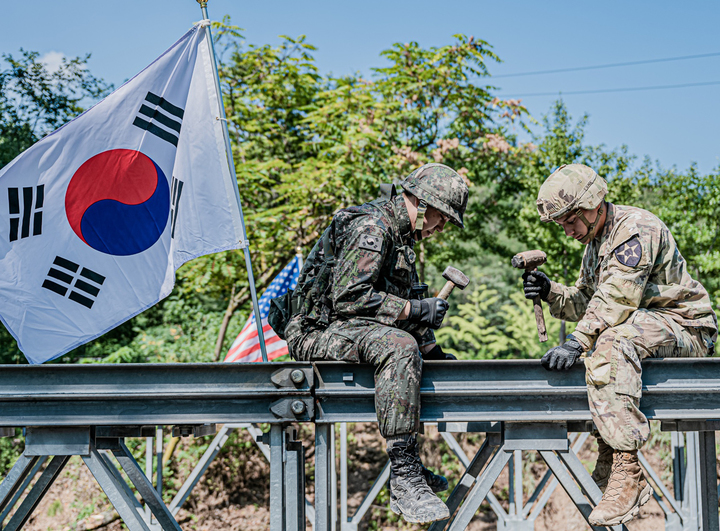 [서울=뉴시스] 26일 경북 경산 일대에서 UFS 연습의 일환으로 육군제2작전사령부 1117공병단과 한미연합사단 11공병대대가 '한미 연합 공병 상용교량 구축훈련'을 하고 있다. (사진=육군 제공) 2022.08.26. photo@newsis.com *재판매 및 DB 금지